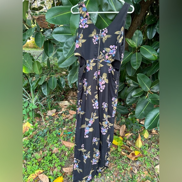 Abbeline | 🌸 Floral Jumpsuit with Cutouts - Picture 2 of 6